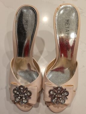 Metaphor Women's Blush Satin Pumps W/Crystal Broach & Bow Embellishlshment.